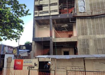 Dos adultos mayores heridos tras caída de vidrio de una obra en la Corte