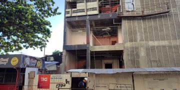 Dos adultos mayores heridos tras caída de vidrio de una obra en la Corte