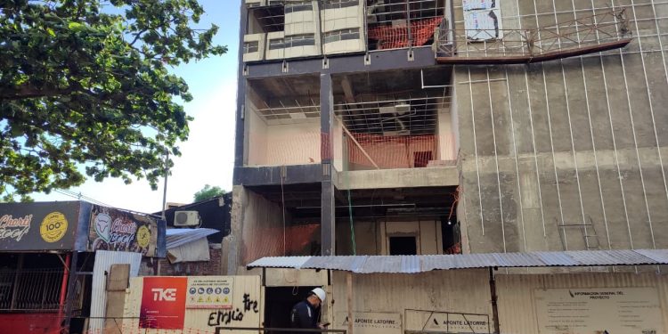 Dos adultos mayores heridos tras caída de vidrio de una obra en la Corte