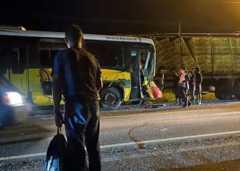 Choque frontal entre bus y camión dejó al menos 13 heridos