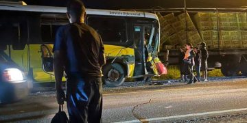 Choque frontal entre bus y camión dejó al menos 13 heridos