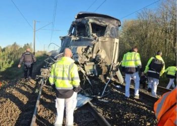 Choque de tren y camión deja un muerto y 27 heridos en Francia