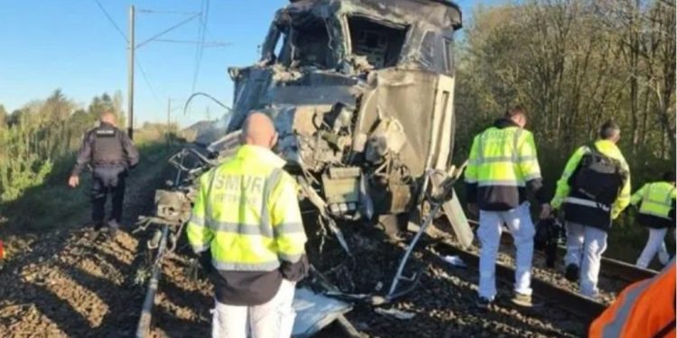 Choque de tren y camión deja un muerto y 27 heridos en Francia