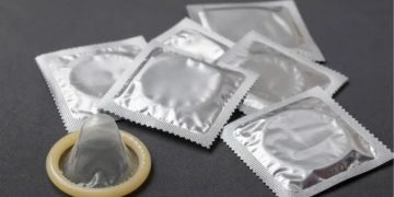 Suben precios de condones por la guerra en Irán e interrupciones en Ormuz
