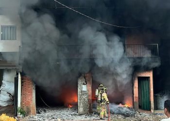 Controlan incendio en depósito de plásticos