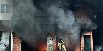 Controlan incendio en depósito de plásticos