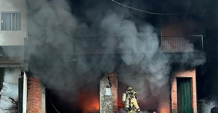 Controlan incendio en depósito de plásticos