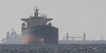 Primeros buques cruzan el estrecho de Ormuz tras anuncio de tregua