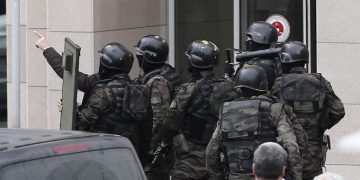 Exalumno abrió fuego en una escuela, hirió 16 personas y luego se quitó la vida