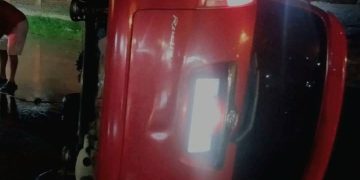 Una menor chocó un árbol, se estrelló contra columna y terminó en vuelco