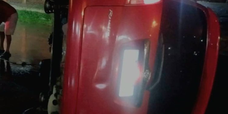 Una menor chocó un árbol, se estrelló contra columna y terminó en vuelco