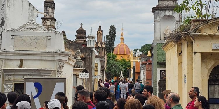 Invitan a recorrido histórico por el Cementerio de la Recoleta este sábado