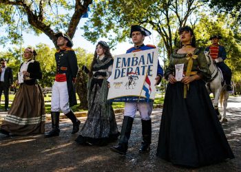 ‘Embanderate’ para celebrar los 215 años de Independencia Nacional