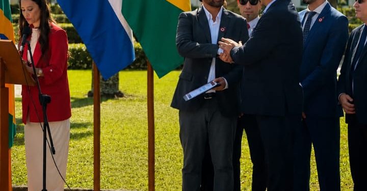 Actor paraguayo recibió reconocimiento en Brasil por su proyección internacional