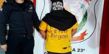 Mujer es detenida tras agredir a su esposo, sus hijas e intentar quemar la casa