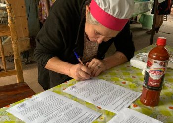 Abuelita puso música en una radio portátil y la denunciaron por «polución sonora»