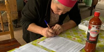Abuelita puso música en una radio portátil y la denunciaron por «polución sonora»