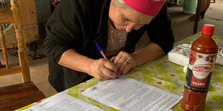 Abuelita puso música en una radio portátil y la denunciaron por «polución sonora»