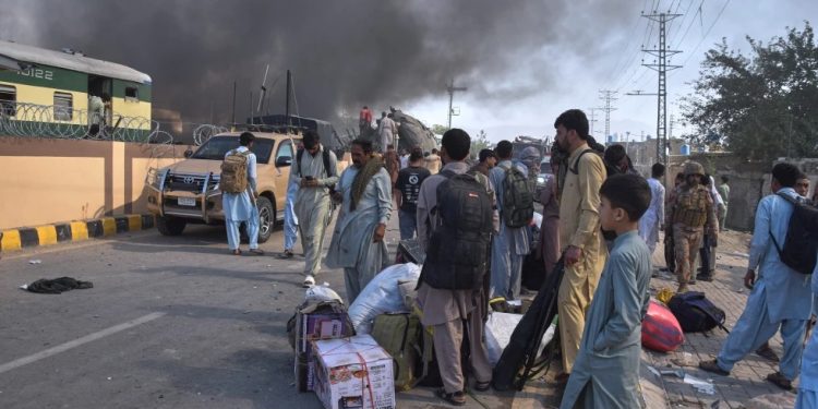 Al menos 23 muertos y más de 70 heridos en atentado contra tren en Pakistán