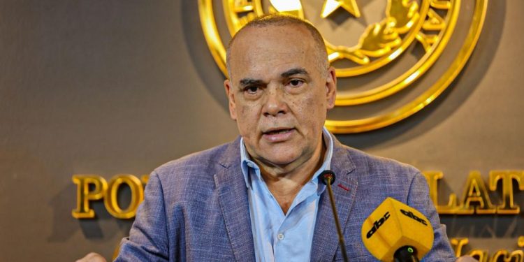 Basilio Núñez anuncia que acatará eventual reincorporación de Kattya González