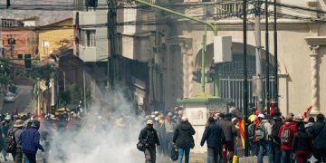 Bolivia prepara operación policial y militar para levantar bloqueos en rutas