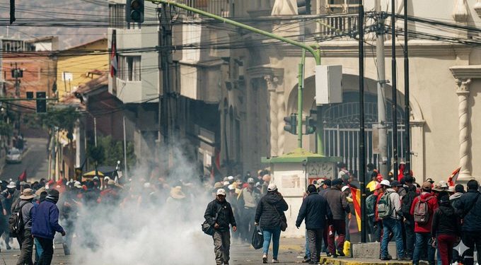 Bolivia prepara operación policial y militar para levantar bloqueos en rutas
