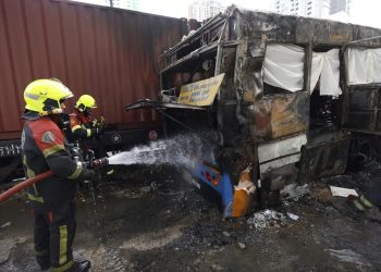 Choque entre tren y autobús deja 8 fallecidos y 25 heridos en Tailandia