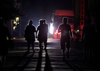 «No aguantamos más»: crece la desesperación por los cortes de luz en Cuba