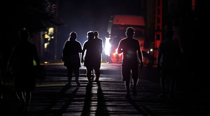 «No aguantamos más»: crece la desesperación por los cortes de luz en Cuba