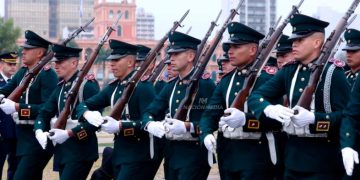 Tildan de «error conceptual» decisión de excluir a militares de los desfiles patrios