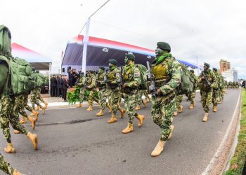El desfile militar-policial es parte de la «memoria nacional», sostiene historiador
