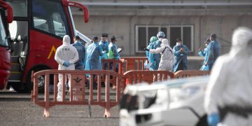 España inicia evacuación de pasajeros de crucero afectado por brote de hantavirus