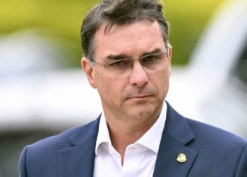 Flávio Bolsonaro exigió identificar y sancionar a responsables de polémicos carteles en CDE