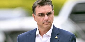 Flávio Bolsonaro exigió identificar y sancionar a responsables de polémicos carteles en CDE