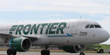 Avión aborta despegue tras impactar a una persona en la pista