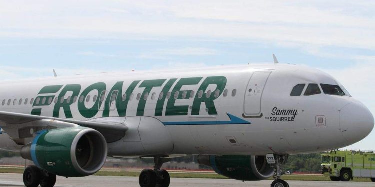 Avión aborta despegue tras impactar a una persona en la pista