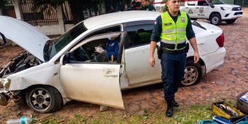 Abandonan vehículo tras persecución policial en Lambaré