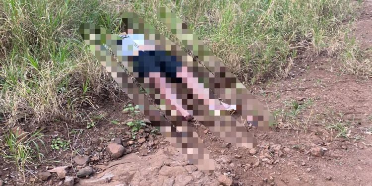 Hallan cadáver al costado de un camino vecinal