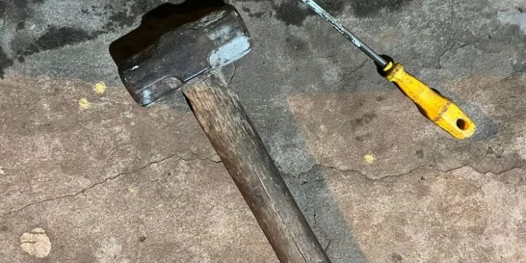Hombre atacó a su expareja con un martillo y un destornillador frente a sus hijos