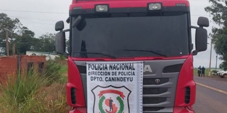 Detienen a conductor y decomisan camión con carga de aluminio y cobre triturados en Ybyrarobaná