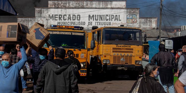 Incendio en mercado de Itauguá: bomberos apuntan a falta de bocas hidrantes
