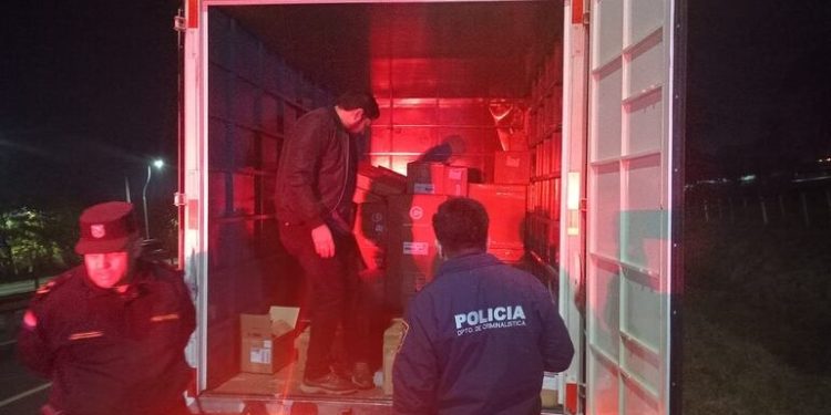 Investigan posible “autogolpe” tras asalto a camión transportador sobre autopista Ñu Guasu