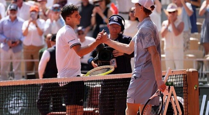 Juan Manuel Cerúndolo aprovechó derrumbe físico de Sinner y lo sacó de Roland Garros