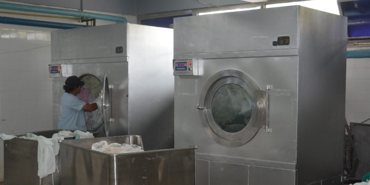 Anuncian inversión de Gs. 700 millones para reacondicionar lavandería del IPS