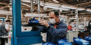 Fabricante de calzado e indumentaria para marcas internacionales llegará a Paraguay