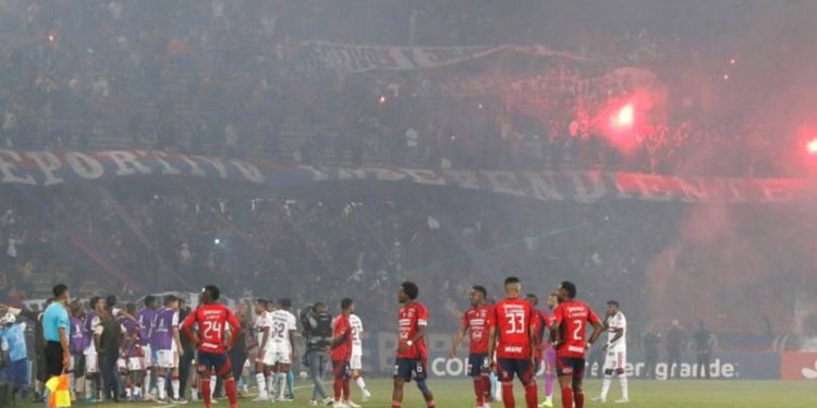 Partido DIM-Flamengo se canceló por disturbios e invasión de hinchas en la Libertadores