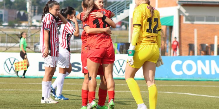 Libertad derrotó a San Lorenzo y sigue como solitario líder