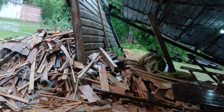 Temporal provoca destrozos y deja viviendas destechadas en Pilar
