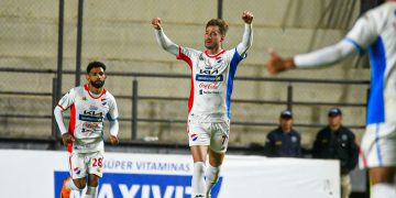 Nacional remonta con uno menos en cancha y vence a Trinidense