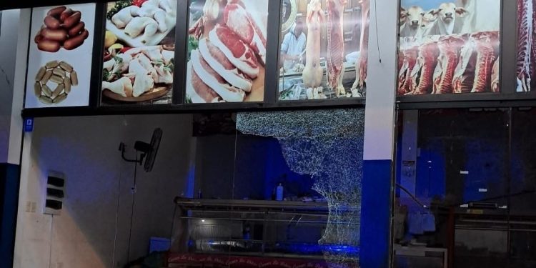 Delincuentes rompen blindex para robar carne y dinero